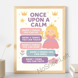 Könnte beinhalten: Ein gerahmter Druck mit dem Text "Once Upon a Calm" und Aufforderungen, Dinge zu benennen, die gesehen, berührt, gehört, gerochen und geschmeckt werden. Der Druck zeigt eine Cartoon-Prinzessin mit einem Zauberstab, Kronen und Sternen in einem Holzrahmen.