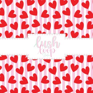 Puede incluir: Un patrón repetido de corazones rojos sobre un fondo de rayas rosas y blancas. El diseño incluye el texto "lush loop Studio" en cursiva dentro de un espacio rectangular blanco.