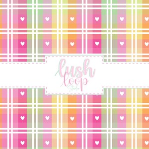 Puede incluir: Un colorido diseño de cuadros en tonos rosa, naranja, amarillo y verde, con formas de corazón blancas y una cuadrícula blanca. El texto "lush loop studio" se muestra en cursiva sobre un fondo rectangular blanco.
