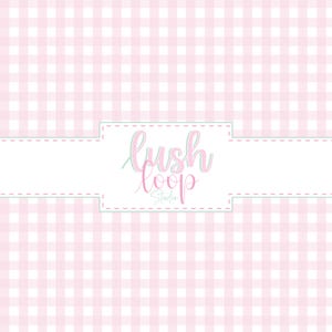 Puede incluir: Un patrón de cuadros rosa y blanco cubre la mayor parte de la imagen. Un banner rectangular blanco con el texto "lush loop studio" en escritura rosa y verde está centrado. El banner está delineado con una línea discontinua.