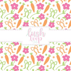 Könnte beinhalten: Ein sich wiederholendes Muster aus orangefarbenen Karotten, rosa Blumen und grünen und orangefarbenen Schleifen auf weißem Hintergrund. Der Text "Lush Loop Studio" ist ebenfalls in einer Schreibschrift enthalten.