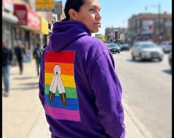 Felpa con cappuccio dal design indigeno - Pannello con nastro Pride e immagine stampata Two-Spirit