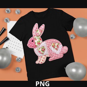 Pode incluir: Camiseta preta com um design de coelho de patchwork. O coelho tem padrões de bolinhas rosa, florais e xadrez, com detalhes em forma de coração. A palavra "PNG" está na parte inferior da imagem. A camiseta é cercada por bolas de discoteca e balões prateados.