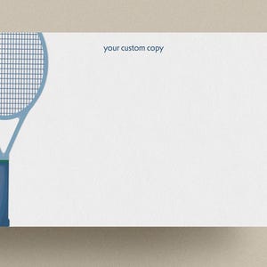 Può includere: Un cartoncino rettangolare bianco con una grafica di una racchetta da tennis blu lungo il bordo sinistro. Il testo your custom copy è stampato in blu nella parte centrale superiore del cartoncino, offrendo spazio per testo personalizzato.