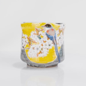 Yunomi Kutani Yoshidaya — Taza de Gres Sakura y Pájaro Pintada a Mano