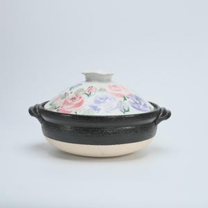 Japansk Donabe Lergryta 25cm, Handmålat Roslock i Rosa & Lila, Hot Pot för 3-4