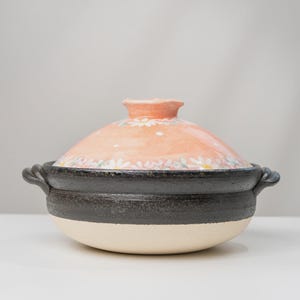 Japansk Donabe Lergryta 2,9L, Handmålat Lock med Prästkragar, Banko & Seto Keramik, 8-Go för 3-4 Personer