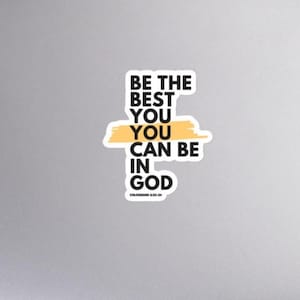 Puede incluir: Una pegatina blanca con el texto "BE THE BEST YOU YOU CAN BE IN GOD" en negro, con un resaltado amarillo en forma de cruz. La pegatina también incluye el versículo bíblico "COLOSENSES 3:23-24".