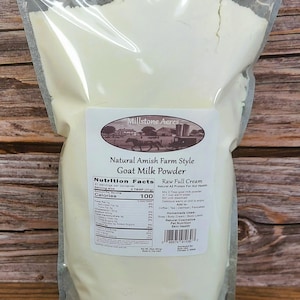 Peut inclure: Un sac de poudre de lait de chèvre de style fermier Amish naturel. L'étiquette comprend des informations nutritionnelles et les mentions "Raw Full Cream" et "Natural A2 Protein For Gut Health". Le sac est rempli de poudre blanche.