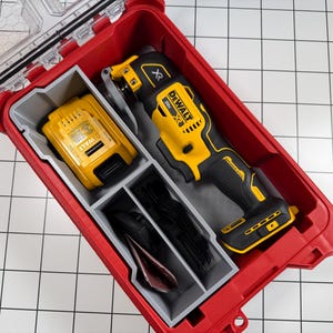 以下が含まれることがあります： 透明な蓋が付いた赤い長方形のツールケース。黄色と黒のレシプロソー、黄色のバッテリー、黒いアクセサリーが入っています。ケースは開いており、中のツールが見えます。