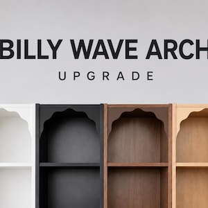 Könnte beinhalten: Vier hohe, schmale Regaleinheiten mit der Aufschrift BILLY WAVE ARCH UPGRADE. Die Einheiten verfügen über einen markanten bogenförmigen Ausschnitt an der Oberseite und sind in Weiß, Schwarz, dunkelbrauner Holzmaserung und heller Holzoptik gehalten.