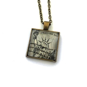 1959 USA Liberty For All Stamp - Joyería de sellos postales - Collar de sellos postales vintage - Bronce antiguo