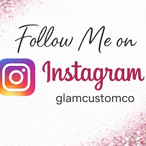 Puede incluir: Fondo blanco con detalles de purpurina rosa y el texto "Follow Me on Instagram". El logotipo de Instagram est&aacute; en el centro, con el nombre de usuario "glamcustomco" debajo de la palabra "Instagram".