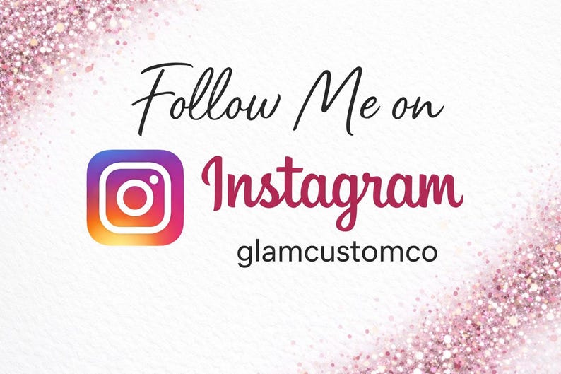 Puede incluir: Fondo blanco con detalles de purpurina rosa y el texto "Follow Me on Instagram". El logotipo de Instagram est&aacute; en el centro, con el nombre de usuario "glamcustomco" debajo de la palabra "Instagram".