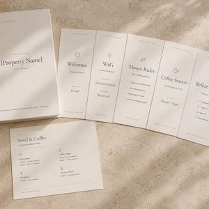 Puede incluir: Un conjunto de materiales de guía de bienvenida impresos en color crema que incluye un libro encuadernado y varias tarjetas informativas. El texto incluye encabezados como Property Name, Welcome, WiFi, House Rules, Coffee Station, Before You Go y Food & Coffee con varios marcadores de posición para información de los huéspedes.