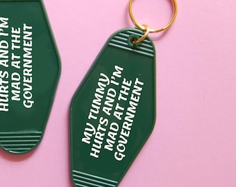 J'ai mal au ventre et je suis en colère contre le gouvernement : porte-clés du motel