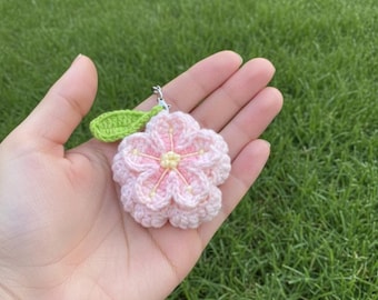 手編み パフフラワー キーホルダー ピンク ふわふわ 花 かぎ針編みの花 - PDFパターン、ピンクの花のバッグチャーム、かぎ針