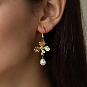 Gold Flower Pearls Dangled Drop Earrings, Dangle Drop Earrings, Gold Flower Pearls Dainty Earrings, Minimalist Earrings, Handmade Earrings