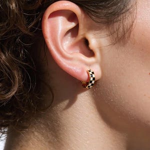 黒と白のチェック柄フープイヤリング、厚手の黒と白のイヤリング、チェック柄イヤリング、ミニマリストイヤリング、ハンドメイドイヤリング