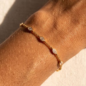 Armband van 14k goud met marquise-steen, verfijnde gouden armband met diamanten, minimalistisch sieraad als cadeau voor haar, armband met marquise- en ronde stenen in een zetting.