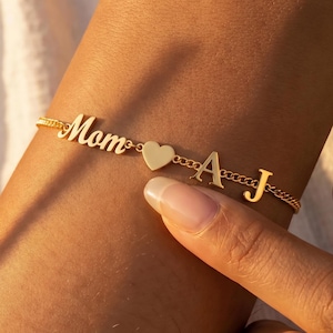 Pulsera personalizada con nombre para mamá, placa con nombre en letra cursiva chapada en oro y delicado dije de corazón, regalo único para ella, joyería ajustable hecha a mano.