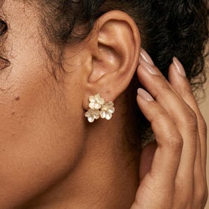 Ręcznie robione złote kolczyki z motywem kwiatów, minimalistyczny wzór kwiatowy