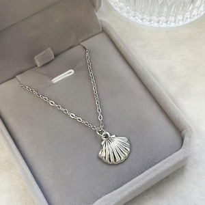 Colar com pingente de concha de prata elegante, colar com concha de vieira, colar com concha marcante, colar com berloques, presentes de aniversário, presentes de aniversário
