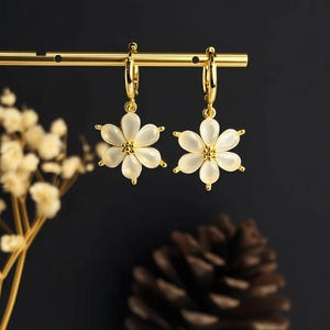 Dainty Flower Hoop Earrings, Daisy Pearl Earrings, Daisy Flower Earrings, Dangle Earrings, Minimalist Earrings, Handmade Flower Earrings