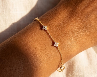 WaterProof 18K Gold Flower Bracelet, Dainty Diamond Clover Chain, Minimalist Jewelry Gift for Her, Floral Charm Bracelet, Bridesmaid Gift