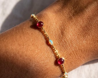 Pulsera de oro con rubíes y ópalos / Joyería con piedras de nacimiento de julio y octubre / Pulsera de cadena delicada con gema roja / Regalo de aniversario para ella