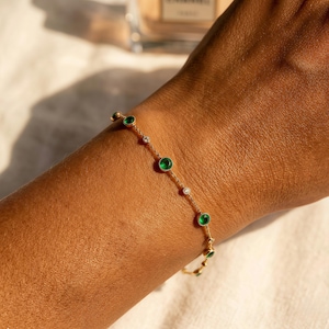 Puede incluir: Un juego de tres tazas de cerámica con un acabado mate moteado. Las tazas son de color crema, gris claro y gris oscuro. Cada taza tiene un diseño simple y minimalista y un asa redondeada.