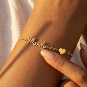 Delicada pulsera personalizada con nombre y dije de corazón, elegante pulsera con inicial chapada en oro, un regalo de amistad significativo y joyería para el Día de la Madre.