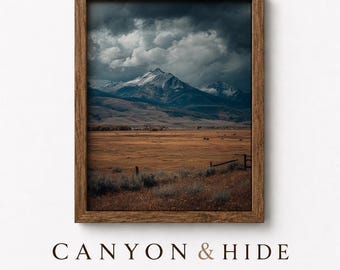 Peinture de paysage de l'ouest de mauvaise humeur - crête de montagne spectaculaire, prairie rustique, ciel orageux, impression texturée vintage, téléchargement immédiat 255