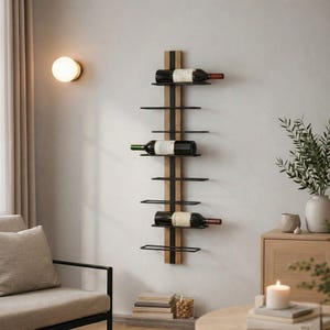 Puede incluir: Un botellero de vino montado en la pared, hecho de madera y metal negro, que sostiene tres botellas de vino. El botellero tiene un soporte vertical de madera con estantes de metal negro. Las botellas se muestran horizontalmente. El botellero está montado en una pared blanca.