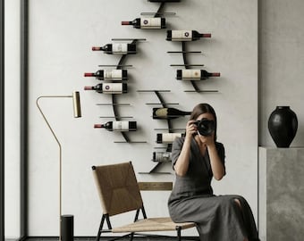 Portabottiglie modulare da 27 posti – Espositore da parete scultoreo in metallo, soluzione di archiviazione contemporanea