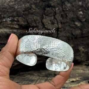 Handgjort hamrat silverarmband | Bred justerbar öppen armring | Unisex minimalistiska boho smycken