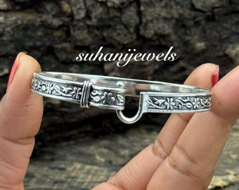 手彫りのトライバル 92.5% 酸化スターリングシルバー オニキス カフ