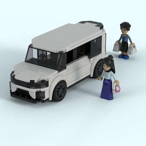 Puede incluir: Un SUV de juguete blanco con ruedas y ventanas negras. Dos figuras en miniatura están de pie cerca del vehículo. Una figura lleva bolsas de la compra y la otra un bolso. Las figuras visten ropa informal.