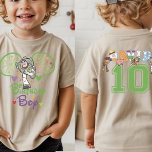 Puede incluir: Camiseta beige de manga corta con un gr&aacute;fico de Buzz Lightyear y el texto "Birthday Boy" en morado. La parte trasera de la camiseta muestra el nombre "David" sobre el n&uacute;mero "10" con personajes de Toy Story. Un dise&ntilde;o colorido para una fiesta de cumplea&ntilde;os.