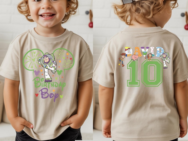 Puede incluir: Camiseta beige de manga corta con un gr&aacute;fico de Buzz Lightyear y el texto "Birthday Boy" en morado. La parte trasera de la camiseta muestra el nombre "David" sobre el n&uacute;mero "10" con personajes de Toy Story. Un dise&ntilde;o colorido para una fiesta de cumplea&ntilde;os.