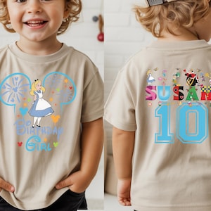 Puede incluir: Camiseta color beige con un dise&ntilde;o de Alicia en el Pa&iacute;s de las Maravillas y el texto "10th Birthday Girl" en la parte delantera. La parte trasera de la camiseta muestra el nombre "Susan" y el n&uacute;mero "10" en azul.
