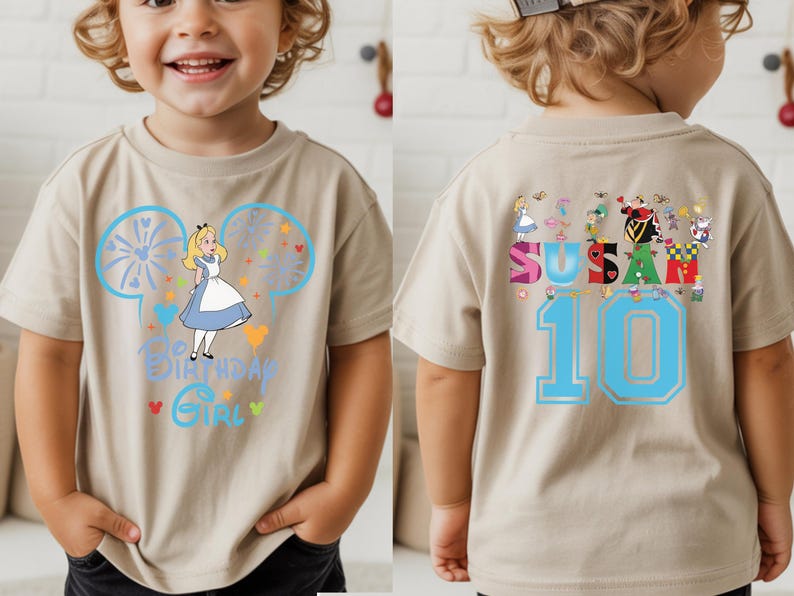 Puede incluir: Camiseta color beige con un dise&ntilde;o de Alicia en el Pa&iacute;s de las Maravillas y el texto "10th Birthday Girl" en la parte delantera. La parte trasera de la camiseta muestra el nombre "Susan" y el n&uacute;mero "10" en azul.