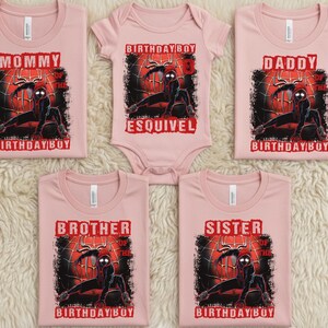 Puede incluir: Un conjunto de camisetas rosas y un body con un gr&aacute;fico de superh&eacute;roe. Las camisetas llevan las etiquetas "Mam&aacute;", "Pap&aacute;", "Hermano" y "Hermana", con el texto "Birthday Boy". El body dice "Birthday Boy" y un nombre.