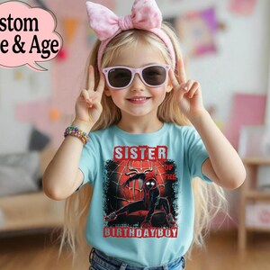 Puede incluir: Una ni&ntilde;a peque&ntilde;a lleva una camiseta azul claro con un gr&aacute;fico de Spider-Man y el texto "Sister of the Birthday Boy". Lleva gafas de sol y un lazo rosa. Un bocadillo dice "Custom Name & Age".
