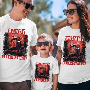 Puede incluir: Camisetas blancas con un dise&ntilde;o de Spider-Man. Las camisetas tienen las frases "Daddy of the Birthday Boy", "Mommy of the Birthday Boy" y "Birthday Boy Esquivel". La familia lleva gafas de sol.