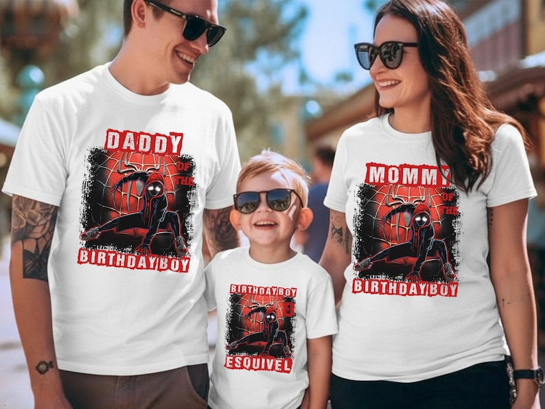 Puede incluir: Camisetas blancas con un dise&ntilde;o de Spider-Man. Las camisetas tienen las frases "Daddy of the Birthday Boy", "Mommy of the Birthday Boy" y "Birthday Boy Esquivel". La familia lleva gafas de sol.