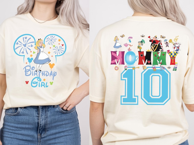 Puede incluir: Camiseta color crema con un dise&ntilde;o de Alicia en el Pa&iacute;s de las Maravillas. La parte delantera muestra a Alicia con un vestido azul, con el texto "Birthday Girl". La parte trasera tiene "Mommy 10" con personajes de Alicia.