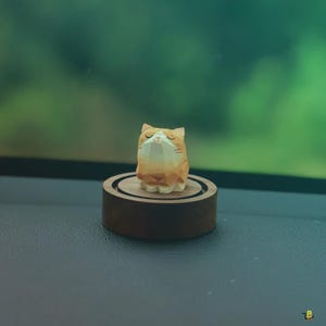 Könnte beinhalten: Eine kleine Holzkatzenfigur in hellen Orange- und Weißtönen, die auf einem runden Holzsockel ruht. Die Katze hat geschlossene Augen, was auf eine meditative oder schlafende Haltung hindeutet. Diese dekorative Figur ist ein bezaubernder Artikel.