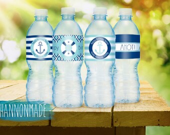 Könnte beinhalten: Vier durchsichtige Plastikwasserflaschen mit blau-weißen Etiketten im nautischen Stil. Die Etiketten zeigen Anker, Rettungsringe und Streifen. Der Text auf den Etiketten lautet "Happy Birthday Sailor", "Ahoy!" und "Keep Anchoring Ahoy".