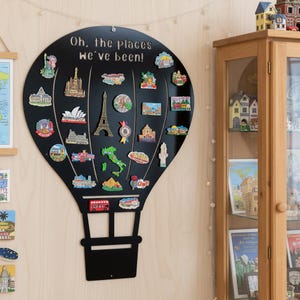 Puede incluir: Un letrero de madera rústico con el texto "Welcome to our porch" en letras blancas. El letrero presenta un acabado envejecido y un diseño sencillo y acogedor, ideal para la decoración exterior.